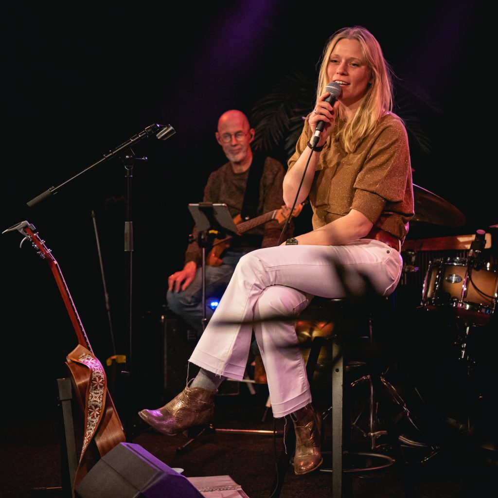 Samen met mijn muzikanten speel ik graag in op de behoeften van de organisator. <br><br> Een huiskamerconcert, een thematische dienst, een avondvullend avondje uit met mooie muziek of iets anders. Met een mix van eigen muziek, covers en eventueel ruimte om samen te zingen komen we graag goede muziek met inhoud maken.  <br><br> Tarieven zijn erg afhankelijk van de setting, zaal en wensen. Op basis van wat je zoekt en het budget wat je hebt, kunnen we kijken hoe we het optreden op jouw evenement kunnen vormgeven. Bij een groter evenement kan ik mijn band meenemen en bij een meer intieme gelegenheid of een lager budget kom ik bijvoorbeeld alleen met mijn pianist en/of gitarist.<br><br>